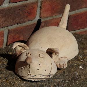keramický pes ležící